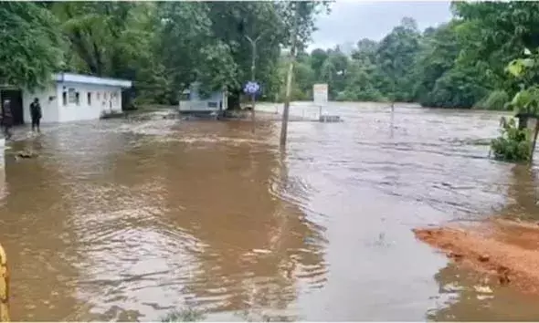 കനത്ത മഴയില്‍ കുക്കെ സുബ്രഹ്‌മണ്യ സ്‌നാനഘട്ടം വെള്ളത്തിനടിയിലായി; ഭക്തര്‍ക്ക് നദിയില്‍ പ്രവേശിക്കുന്നതിന് വിലക്ക്
