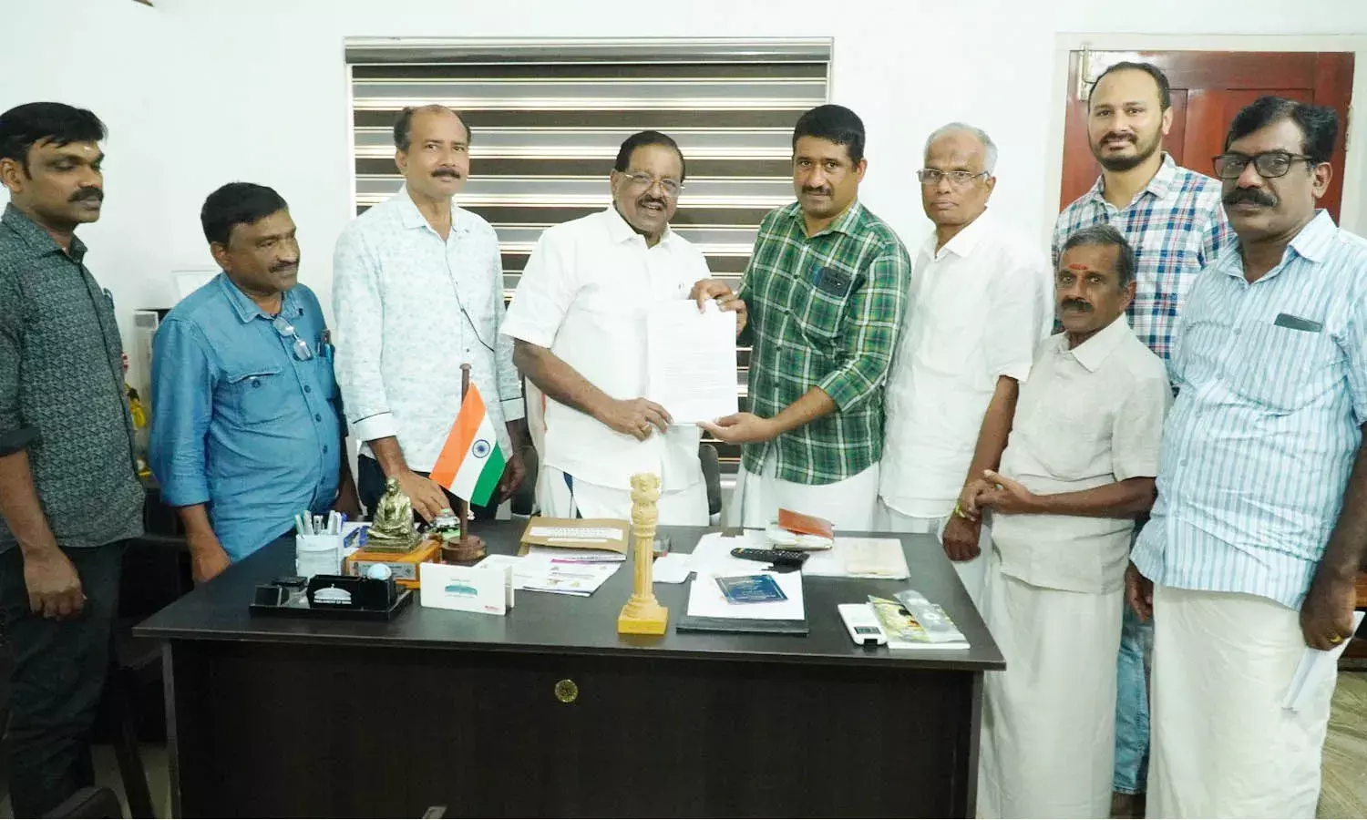 നീലേശ്വരത്ത് ചെന്നൈ മെയിലിന് സ്റ്റോപ്പ്: എം.പി.ക്ക് നിവേദനം നല്‍കി