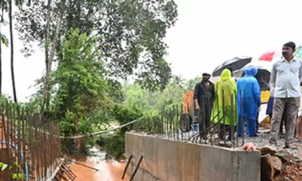 റോഡ്, പാലം പദ്ധതി സമയബന്ധിതമായി പൂര്‍ത്തിയാക്കണം; ഉദ്യോഗസ്ഥരുടെ അലംഭാവത്തിനെതിരെ ഗ്രാമവാസികള്‍
