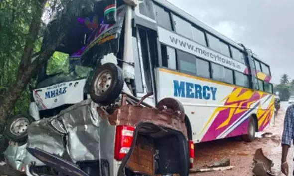 പുത്തൂരില് കാറും സ്വകാര്യ ബസും കൂട്ടിയിടിച്ച് കാര് യാത്രക്കാരായ 3 പേര്ക്ക് ഗുരുതരം; അപകടം നടന്നത് ശ്രാദ്ധ ചടങ്ങില് പങ്കെടുക്കാന് പോകുന്നതിനിടെ പുത്തൂരില് കാറും സ്വകാര്യ ബസും കൂട്ടിയിടിച്ച് കാര് യാത്രക്കാരായ 3 പേര്ക്ക് ഗുരുതരം; അപകടം നടന്നത് ശ്രാദ്ധ ചടങ്ങില് പങ്കെടുക്കാന് പോകുന്നതിനിടെ
