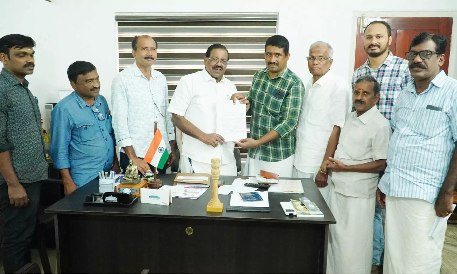 നീലേശ്വരത്ത് ചെന്നൈ മെയിലിന് സ്റ്റോപ്പ്: എം.പി.ക്ക് നിവേദനം നല്കി നീലേശ്വരത്ത് ചെന്നൈ മെയിലിന് സ്റ്റോപ്പ്: എം.പി.ക്ക് നിവേദനം നല്കി