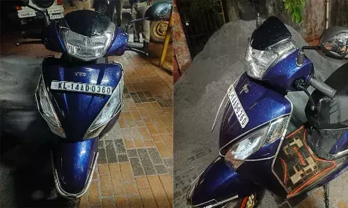 സ്കൂട്ടറില് കടത്തിയ 34.560 ലിറ്റര് മദ്യം പിടികൂടി; പ്രതി ഓടി രക്ഷപ്പെട്ടു സ്കൂട്ടറില് കടത്തിയ 34.560 ലിറ്റര് മദ്യം പിടികൂടി; പ്രതി ഓടി രക്ഷപ്പെട്ടു