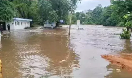 കനത്ത മഴയില് കുക്കെ സുബ്രഹ്മണ്യ സ്നാനഘട്ടം വെള്ളത്തിനടിയിലായി; ഭക്തര്ക്ക് നദിയില് പ്രവേശിക്കുന്നതിന് വിലക്ക് കനത്ത മഴയില് കുക്കെ സുബ്രഹ്മണ്യ സ്നാനഘട്ടം വെള്ളത്തിനടിയിലായി; ഭക്തര്ക്ക് നദിയില് പ്രവേശിക്കുന്നതിന് വിലക്ക്