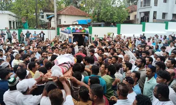 കൊല്ലപ്പെട്ട അബ്ദുള്‍ റഹീമിന്റെ മൃതദേഹം വഹിച്ചുള്ള യാത്രയ്ക്കിടെ പ്രതിഷേധക്കാര്‍ റോഡ് ഉപരോധിച്ചു; സ്ഥലത്ത് സംഘര്‍ഷാവസ്ഥ