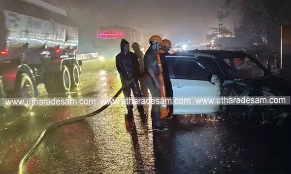 കുമ്പളയില് ഓടിക്കൊണ്ടിരുന്ന സ്വിഫ് റ്റ് കാറിന് തീപിടിച്ചു; യാത്രക്കാര് അത്ഭുതകരമായി രക്ഷപ്പെട്ടു കുമ്പളയില് ഓടിക്കൊണ്ടിരുന്ന സ്വിഫ് റ്റ് കാറിന് തീപിടിച്ചു; യാത്രക്കാര് അത്ഭുതകരമായി രക്ഷപ്പെട്ടു