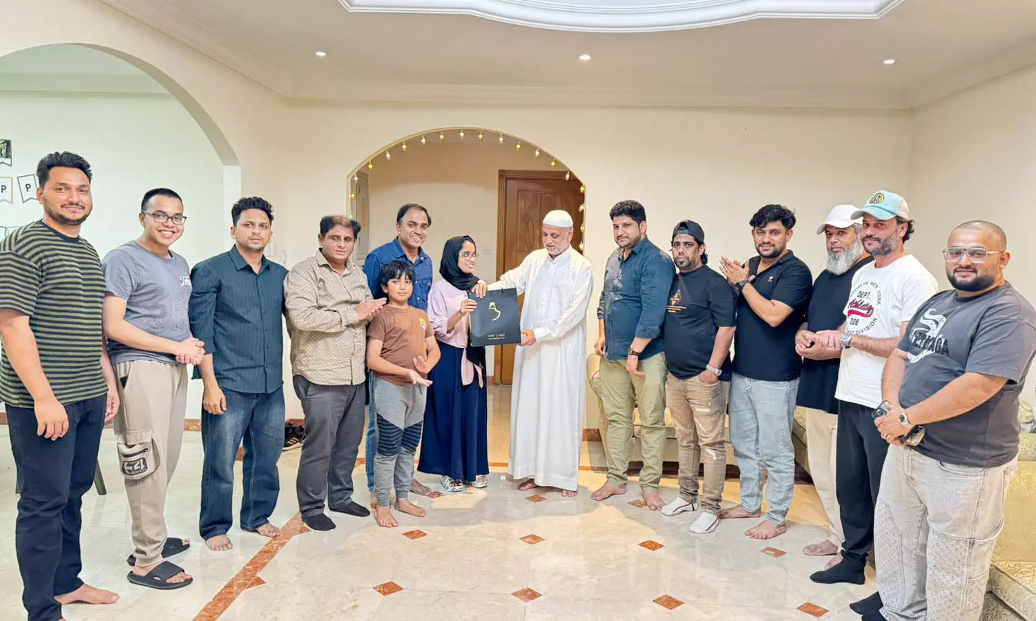 ഫാത്തിമ ഫൈസലിന് ഖാസിലേന് ജമാഅത്ത് കമ്മിറ്റിയുടെ അനുമോദനം ഫാത്തിമ ഫൈസലിന് ഖാസിലേന് ജമാഅത്ത് കമ്മിറ്റിയുടെ അനുമോദനം