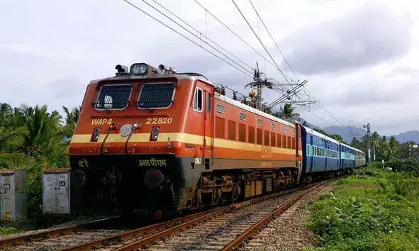 പരീക്ഷയില്‍ മാര്‍ക്ക് കുറഞ്ഞതിനെ തുടര്‍ന്ന് കണ്ണൂരില്‍ നിന്ന് 2 പെണ്‍കുട്ടികള്‍ നാടുവിട്ടു; ട്രെയിന്‍ യാത്രക്കിടെ കാഞ്ഞങ്ങാട്ട് പിടിയില്‍