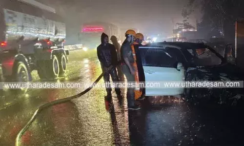 കുമ്പളയില് ഓടിക്കൊണ്ടിരുന്ന സ്വിഫ് റ്റ് കാറിന് തീപിടിച്ചു; യാത്രക്കാര് അത്ഭുതകരമായി രക്ഷപ്പെട്ടു കുമ്പളയില് ഓടിക്കൊണ്ടിരുന്ന സ്വിഫ് റ്റ് കാറിന് തീപിടിച്ചു; യാത്രക്കാര് അത്ഭുതകരമായി രക്ഷപ്പെട്ടു