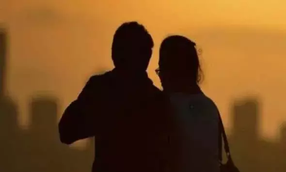 രണ്ട് മക്കളുടെ അമ്മയായ യുവതിയും ആണ്‍സുഹൃത്തും കിണറ്റില്‍ ചാടി ജീവനൊടുക്കി