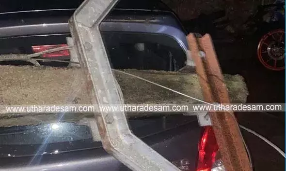 കീഴൂരില്‍ കൊടുങ്കാറ്റ്; എട്ടോളം വൈദ്യുതി പോസ്റ്റുകള്‍ തകര്‍ന്നു