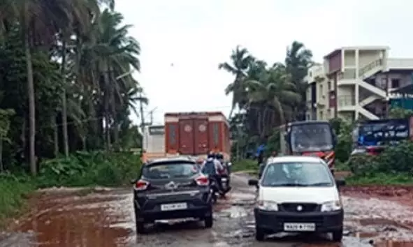 റോഡ് നിറയെ ആഴമുള്ള കുഴികള്; വാഹനങ്ങള് അപകടത്തില്പ്പെടുന്നത് പതിവാകുന്നു; കരാവലി-മാല്പെ റോഡിന്റെ ശോച്യാവസ്ഥയില് ദുരിതത്തിലായി യാത്രക്കാര് റോഡ് നിറയെ ആഴമുള്ള കുഴികള്; വാഹനങ്ങള് അപകടത്തില്പ്പെടുന്നത് പതിവാകുന്നു; കരാവലി-മാല്പെ റോഡിന്റെ ശോച്യാവസ്ഥയില് ദുരിതത്തിലായി യാത്രക്കാര്