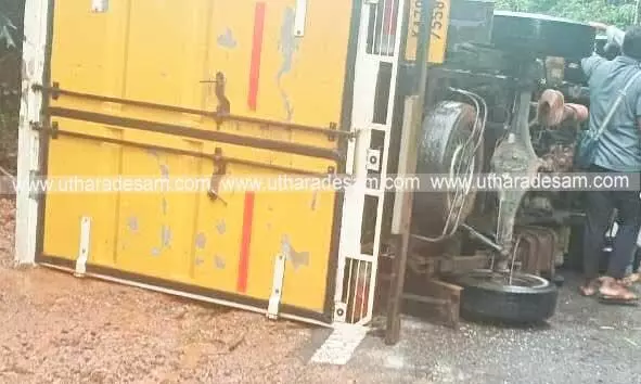 കടബയില് കാറും മിനി ടെമ്പോയും കൂട്ടിയിടിച്ച് വാഹനം തലകീഴായി മറിഞ്ഞു കടബയില് കാറും മിനി ടെമ്പോയും കൂട്ടിയിടിച്ച് വാഹനം തലകീഴായി മറിഞ്ഞു