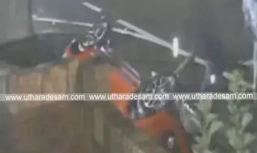കാര് ഡിവൈഡറിലിടിച്ച് മറിഞ്ഞു; യാത്രക്കാര് പരിക്കേല്ക്കാതെ രക്ഷപ്പെട്ടു കാര് ഡിവൈഡറിലിടിച്ച് മറിഞ്ഞു; യാത്രക്കാര് പരിക്കേല്ക്കാതെ രക്ഷപ്പെട്ടു