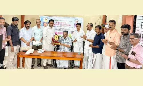 റഹ്മാന് തായലങ്ങാടിക്ക് കേരള മാപ്പിള കലാ അക്കാദമി പുരസ്കാരം സമര്പ്പിച്ചു റഹ്മാന് തായലങ്ങാടിക്ക് കേരള മാപ്പിള കലാ അക്കാദമി പുരസ്കാരം സമര്പ്പിച്ചു