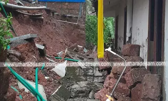 വെള്ളിക്കോത്ത്  വീണച്ചേരിയില്‍ രണ്ടുനില അപ്പാര്‍ട്ടുമെന്റിന്റെ അരിക് ഭാഗങ്ങള്‍ ഇടിഞ്ഞ് താഴത്തെ വീട്ടിലേക്ക് വീണു