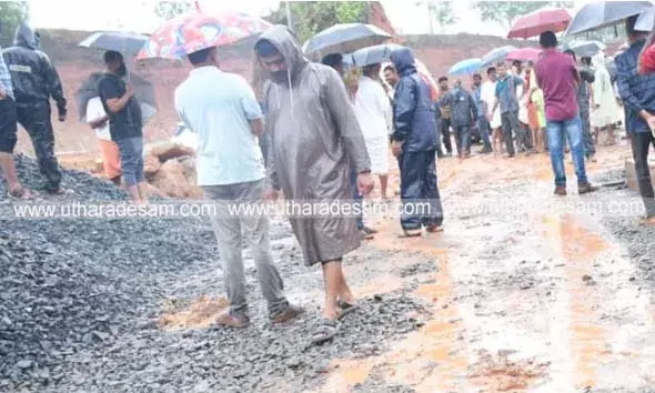 ചെര്‍ക്കള കുണ്ടടുക്കത്ത് ദേശീയപാതയില്‍ വിള്ളല്‍ രൂപപ്പെട്ടു; മണ്‍തിട്ട തകര്‍ന്നാല്‍ 20 വീടുകള്‍ക്ക് ഭീഷണിയാകും