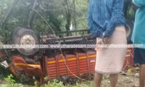 ബണ്ട്വാളില്‍ അരി ലോറി നിയന്ത്രണം വിട്ട് തലകീഴായി മറിഞ്ഞ് തൊഴിലാളി മരിച്ചു