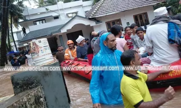 ശക്തമായ മഴയില് വീടുകളില് വെള്ളം കയറി; 25ല്പ്പരം കുടുംബങ്ങളെ മാറ്റി പാര്പ്പിച്ചു ശക്തമായ മഴയില് വീടുകളില് വെള്ളം കയറി; 25ല്പ്പരം കുടുംബങ്ങളെ മാറ്റി പാര്പ്പിച്ചു