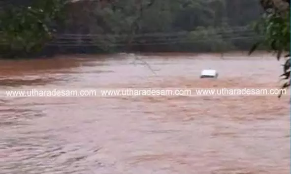 വീട്ടുമുറ്റത്ത് നിര്ത്തിയിട്ട കാര് പുഴയിലേക്ക് ഒഴുകിപ്പോയി വീട്ടുമുറ്റത്ത് നിര്ത്തിയിട്ട കാര് പുഴയിലേക്ക് ഒഴുകിപ്പോയി