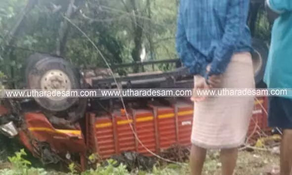 ബണ്ട്വാളില് അരി ലോറി നിയന്ത്രണം വിട്ട് തലകീഴായി മറിഞ്ഞ് തൊഴിലാളി മരിച്ചു ബണ്ട്വാളില് അരി ലോറി നിയന്ത്രണം വിട്ട് തലകീഴായി മറിഞ്ഞ് തൊഴിലാളി മരിച്ചു