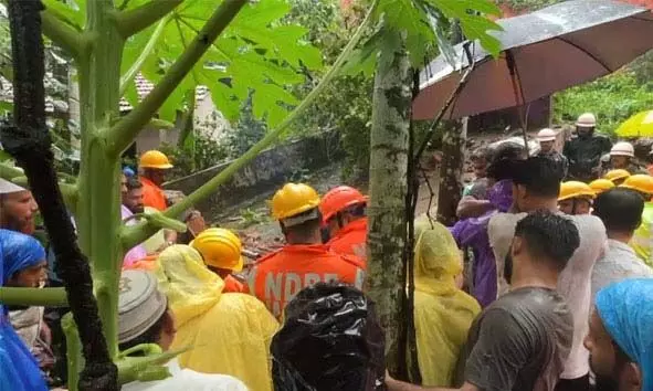മൊണ്ടേപദവില് മണ്ണിടിച്ചിലില് വീട് തകര്ന്ന് സ്ത്രീ മരിച്ചു; മൂന്ന് പേര് അവശിഷ്ടങ്ങള്ക്കിടയില് കുടുങ്ങി കിടക്കുന്നു മൊണ്ടേപദവില് മണ്ണിടിച്ചിലില് വീട് തകര്ന്ന് സ്ത്രീ മരിച്ചു; മൂന്ന് പേര് അവശിഷ്ടങ്ങള്ക്കിടയില് കുടുങ്ങി കിടക്കുന്നു