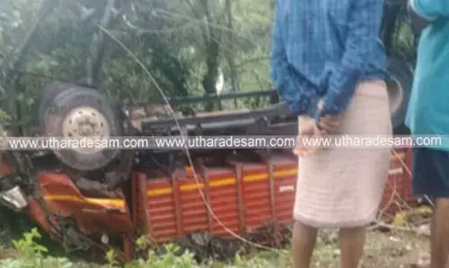 ബണ്ട്വാളില് അരി ലോറി നിയന്ത്രണം വിട്ട് തലകീഴായി മറിഞ്ഞ് തൊഴിലാളി മരിച്ചു ബണ്ട്വാളില് അരി ലോറി നിയന്ത്രണം വിട്ട് തലകീഴായി മറിഞ്ഞ് തൊഴിലാളി മരിച്ചു