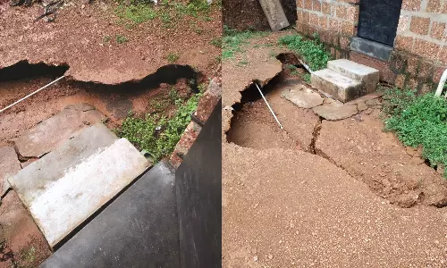 വീട്ടുമുറ്റത്ത് മണ്ണിടിച്ചിലും ഗര്‍ത്തവും;  പെര്‍ളയിലെ കുടുംബം ഭീതിയില്‍