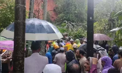 മൊണ്ടേപദവ് ഉരുള്പൊട്ടല് ദുരന്തം: മരണസംഖ്യ മൂന്നായി; മണ്ണിനടിയില് കുടുങ്ങിയ കുട്ടികളും മരണത്തിന് കീഴടങ്ങി മൊണ്ടേപദവ് ഉരുള്പൊട്ടല് ദുരന്തം: മരണസംഖ്യ മൂന്നായി; മണ്ണിനടിയില് കുടുങ്ങിയ കുട്ടികളും മരണത്തിന് കീഴടങ്ങി