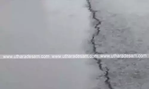 പെരിയാട്ടടുക്കത്തും ദേശീയ പാതയില് വിള്ളല് പെരിയാട്ടടുക്കത്തും ദേശീയ പാതയില് വിള്ളല്