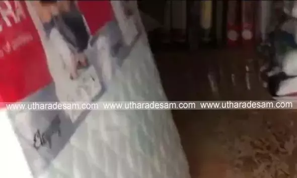 കുമ്പള പൊലീസ് സ്റ്റേഷന്‍ റോഡിലെ വ്യാപാര സ്ഥാപനങ്ങളില്‍ വെള്ളം കയറി സാധനങ്ങള്‍ നശിച്ചു