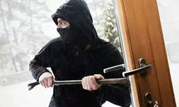 മാണിയാട്ട് വീടിന്റെ വാതില്‍ തകര്‍ത്ത് 22 പവന്‍ സ്വര്‍ണാഭരണങ്ങള്‍ കവര്‍ന്നതായി പരാതി