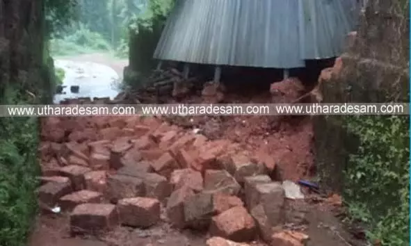 കുമ്പള ചേടിമൂലയില് സ്വകാര്യവ്യക്തിയുടെ മതിലിടിഞ്ഞ് റോഡിലേക്ക് വീണു കുമ്പള ചേടിമൂലയില് സ്വകാര്യവ്യക്തിയുടെ മതിലിടിഞ്ഞ് റോഡിലേക്ക് വീണു