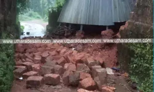 കുമ്പള ചേടിമൂലയില് സ്വകാര്യവ്യക്തിയുടെ മതിലിടിഞ്ഞ് റോഡിലേക്ക് വീണു കുമ്പള ചേടിമൂലയില് സ്വകാര്യവ്യക്തിയുടെ മതിലിടിഞ്ഞ് റോഡിലേക്ക് വീണു