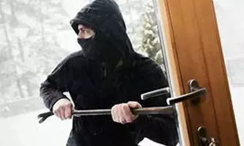 മാണിയാട്ട് വീടിന്റെ വാതില് തകര്ത്ത് 22 പവന് സ്വര്ണാഭരണങ്ങള് കവര്ന്നതായി പരാതി മാണിയാട്ട് വീടിന്റെ വാതില് തകര്ത്ത് 22 പവന് സ്വര്ണാഭരണങ്ങള് കവര്ന്നതായി പരാതി