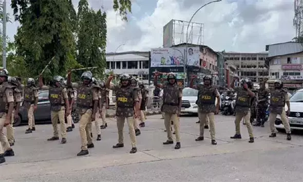 തുടര്‍ച്ചയായ കൊലപാതകങ്ങള്‍: മംഗളൂരുവില്‍ പുതിയ സിറ്റി പൊലീസ് കമ്മീഷണറുടെ നേതൃത്വത്തില്‍ ലാത്തി ഡ്രില്‍ നടത്തി പൊലീസുകാര്‍
