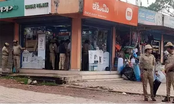 റഹീം കൊലക്കേസ്: പ്രതികളെ പൊലീസ് തെളിവെടുപ്പിനായി നാല് സ്ഥലങ്ങളിലേക്ക് കൊണ്ടുപോയി റഹീം കൊലക്കേസ്: പ്രതികളെ പൊലീസ് തെളിവെടുപ്പിനായി നാല് സ്ഥലങ്ങളിലേക്ക് കൊണ്ടുപോയി