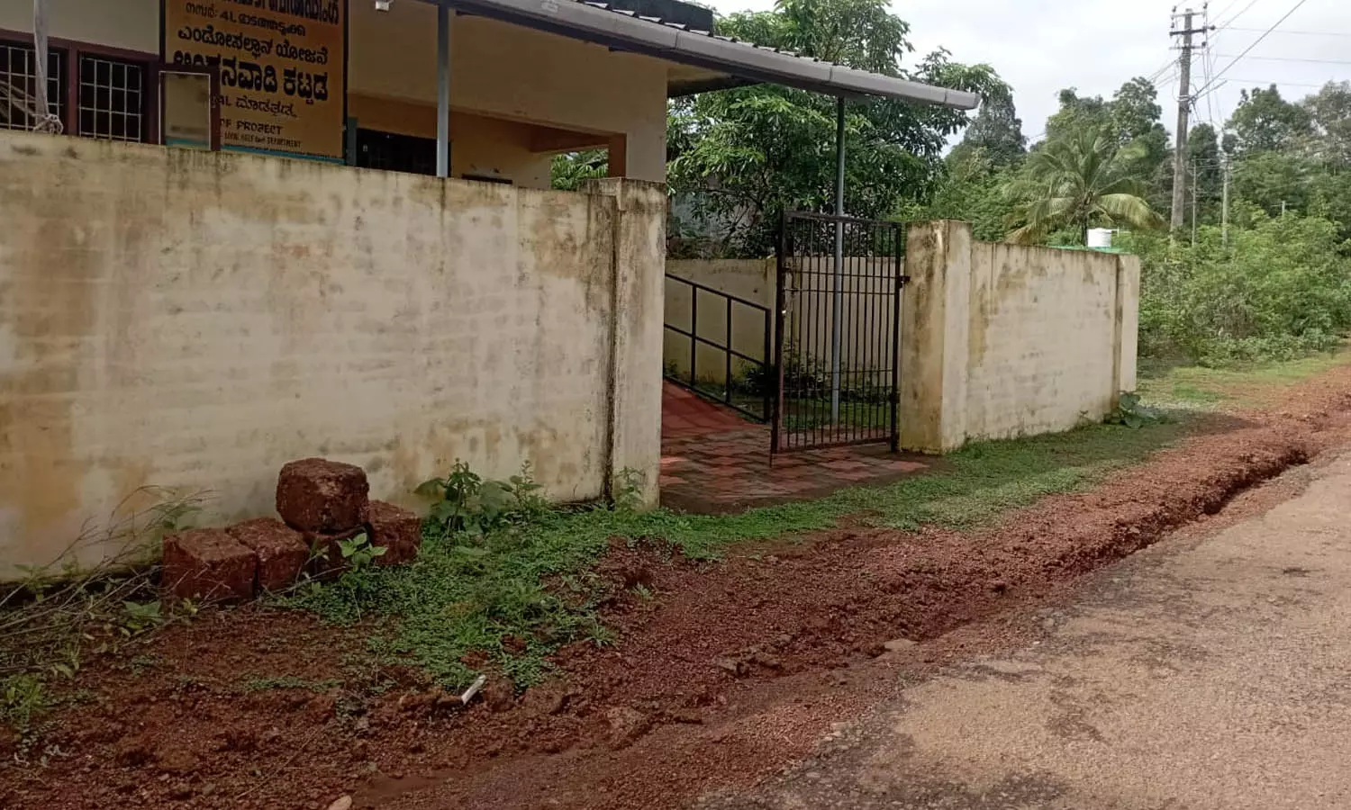 അംഗന്വാടി പരിസരത്ത് റോഡരികില് ചളിക്കുഴി; രക്ഷിതാക്കള് ആശങ്കയില് അംഗന്വാടി പരിസരത്ത് റോഡരികില് ചളിക്കുഴി; രക്ഷിതാക്കള് ആശങ്കയില്