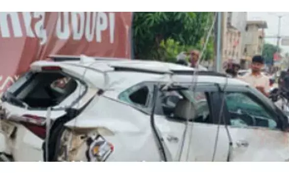 ഉഡുപ്പിയില്‍ കാര്‍ നിയന്ത്രണം വിട്ട് വൈദ്യുതി തൂണില്‍ ഇടിച്ചു; യാത്രക്കാര്‍ക്ക് പരിക്ക്