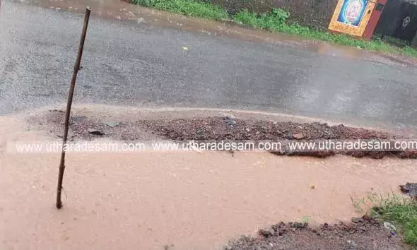 നെല്ലിക്കുന്ന് സ്‌കൂളിന് സമീപം റോഡരികില്‍ പൈപ്പ് സ്ഥാപിക്കാന്‍ എടുത്ത കുഴിമൂടിയില്ല; അപകട ഭീതി