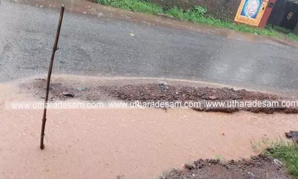 നെല്ലിക്കുന്ന് സ്‌കൂളിന് സമീപം റോഡരികില്‍ പൈപ്പ് സ്ഥാപിക്കാന്‍ എടുത്ത കുഴിമൂടിയില്ല; അപകട ഭീതി
