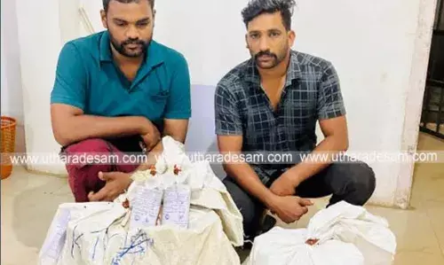 കൊറിയര് സര്വീസ് വാഹനത്തില് കടത്തുകയായിരുന്ന 28.25 ലിറ്റര് വിദേശമദ്യവുമായി 2 പേര് മാവുങ്കാലില് പിടിയില് കൊറിയര് സര്വീസ് വാഹനത്തില് കടത്തുകയായിരുന്ന 28.25 ലിറ്റര് വിദേശമദ്യവുമായി 2 പേര് മാവുങ്കാലില് പിടിയില്
