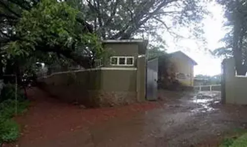 ആദൂര് പടിയത്തടുക്കയില് ബസിന് കുറുകെ കാര് വെച്ച് ഡ്രൈവറെ മര്ദ്ദിച്ചതായി പരാതി ആദൂര് പടിയത്തടുക്കയില് ബസിന് കുറുകെ കാര് വെച്ച് ഡ്രൈവറെ മര്ദ്ദിച്ചതായി പരാതി