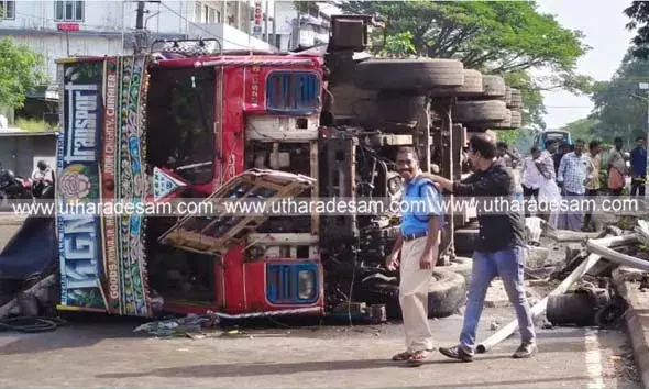 പാലക്കുന്നില്‍ ഡിവൈഡറില്‍ ഇടിച്ചുകയറിയ ലോറി നിയന്ത്രണം വിട്ട് തലകീഴായി മറിഞ്ഞു; മദ്യലഹരിയിലായിരുന്ന ഡ്രൈവര്‍ അറസ്റ്റില്‍