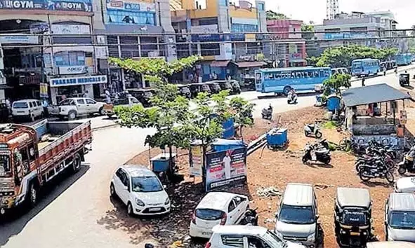 രാത്രി 7 മണി കഴിഞ്ഞാല് ട്രാന്സ്പോര്ട്ട് ബസുകള് കുമ്പള ബസ് സ്റ്റാന്റില് കയറുന്നില്ല; പരക്കം പാഞ്ഞ് യാത്രക്കാര് രാത്രി 7 മണി കഴിഞ്ഞാല് ട്രാന്സ്പോര്ട്ട് ബസുകള് കുമ്പള ബസ് സ്റ്റാന്റില് കയറുന്നില്ല; പരക്കം പാഞ്ഞ് യാത്രക്കാര്
