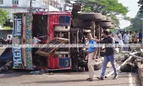 പാലക്കുന്നില് ഡിവൈഡറില് ഇടിച്ചുകയറിയ ലോറി നിയന്ത്രണം വിട്ട് തലകീഴായി മറിഞ്ഞു; മദ്യലഹരിയിലായിരുന്ന ഡ്രൈവര് അറസ്റ്റില് പാലക്കുന്നില് ഡിവൈഡറില് ഇടിച്ചുകയറിയ ലോറി നിയന്ത്രണം വിട്ട് തലകീഴായി മറിഞ്ഞു; മദ്യലഹരിയിലായിരുന്ന ഡ്രൈവര് അറസ്റ്റില്