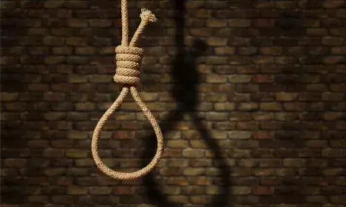 യുവാവ് കിടപ്പുമുറിയില്‍ തൂങ്ങിമരിച്ച നിലയില്‍