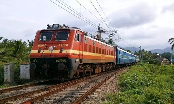 ഷിറിയയില് ഓടിക്കൊണ്ടിരുന്ന ട്രെയിനില് നിന്ന് തെറിച്ചുവീണ് ജാര്ഖണ്ഡ് സ്വദേശി മരിച്ചു ഷിറിയയില് ഓടിക്കൊണ്ടിരുന്ന ട്രെയിനില് നിന്ന് തെറിച്ചുവീണ് ജാര്ഖണ്ഡ് സ്വദേശി മരിച്ചു