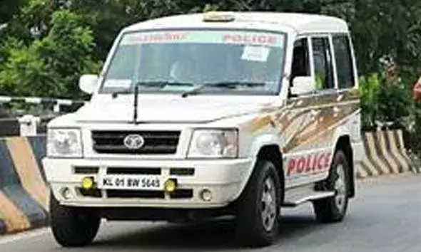 പെണ്‍കുട്ടിയുടെ ദേഹത്ത് മുട്ടിയെന്നാരോപിച്ച് മധ്യവയസ്‌കനെ വൈദ്യുതി തൂണില്‍ കെട്ടിയിട്ടു