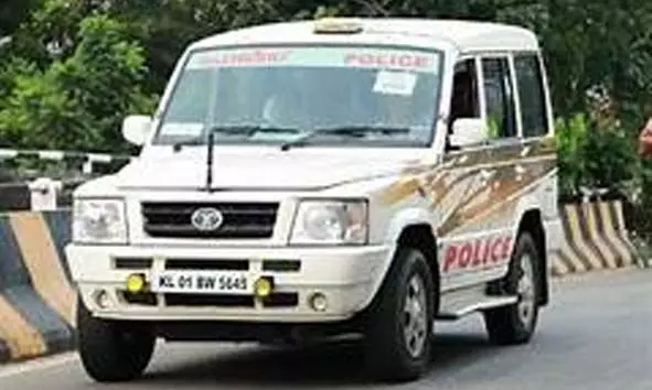 പെണ്കുട്ടിയുടെ ദേഹത്ത് മുട്ടിയെന്നാരോപിച്ച് മധ്യവയസ്കനെ വൈദ്യുതി തൂണില് കെട്ടിയിട്ടു പെണ്കുട്ടിയുടെ ദേഹത്ത് മുട്ടിയെന്നാരോപിച്ച് മധ്യവയസ്കനെ വൈദ്യുതി തൂണില് കെട്ടിയിട്ടു