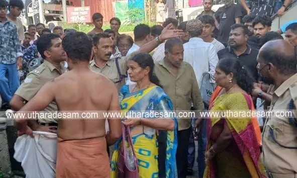 വ്യാപാരികളായ ദമ്പതികളെ പുസ്തകക്കടയില് കയറി അസഭ്യം പറഞ്ഞു; മാനസികാസ്വാസ്ഥ്യമുള്ള യുവാവിന്റെ കണ്ണില് മുളക് പൊടി വിതറി മാതാവ് വ്യാപാരികളായ ദമ്പതികളെ പുസ്തകക്കടയില് കയറി അസഭ്യം പറഞ്ഞു; മാനസികാസ്വാസ്ഥ്യമുള്ള യുവാവിന്റെ കണ്ണില് മുളക് പൊടി വിതറി മാതാവ്